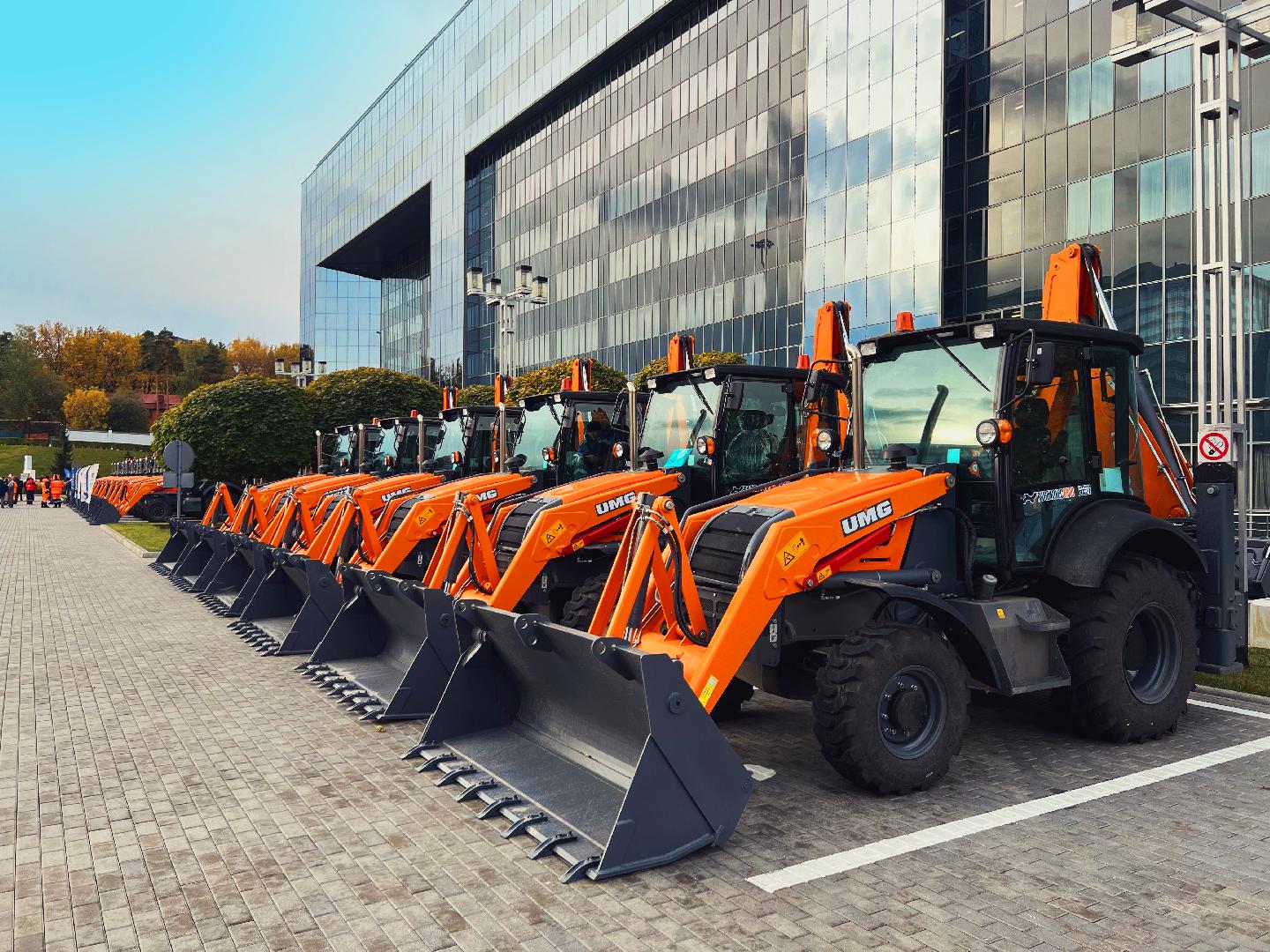 Изображение к статье «Экскаваторы-погрузчики UMG для подмосковных коммунальных служб»